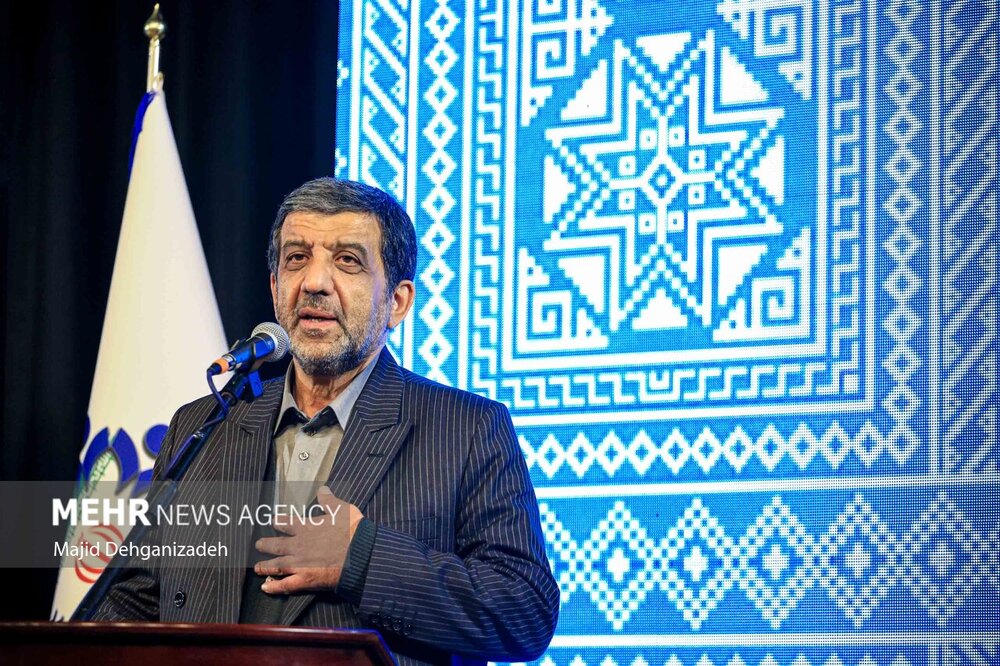 Tourism minister honors Zilou weavers in Meybod