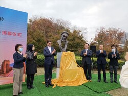 Consul-general of Iran in Shanghai, Ramezan Parvaz (3rd L), and a several Chinese officials unveil a bust of Iranian poet Sadi in the International Friendship Park of Nanjing, China, on November 23, 2