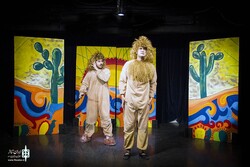 Members of director Ahmad Teimuri’s troupe perform “Lafcadio: The Lion Who Shot Back” at Tehran’s Niavaran Cultural Center. (Theater.ir)