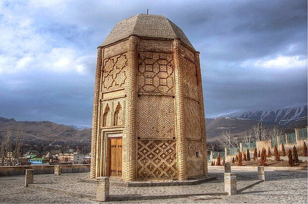 Historical towers turn off lights to commemorate General Soleimani