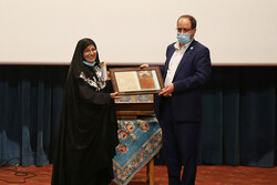 A file photo shows UT dean Mohammad Moqimi and UT Central Library and Documentation Center director Fatemeh Saqafi unveiling annotated versions of the Arabic and Persian editions of the Ghadir Sermon