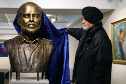 Sculptor Nader Qashqai unveils his bust of painter Habibollah Sadeqi in an exhibition that opened at the Abolfazl Aali Gallery of the Art Bureau in Tehran on January 16, 2023, to pay tribute to the ar