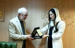 National Library and Archives of Iran director Alireza Mokhtarpur presents Serbia's first lady Tamara Vucic with a gift following her visit to the library on January 21, 2023. (NLAI)