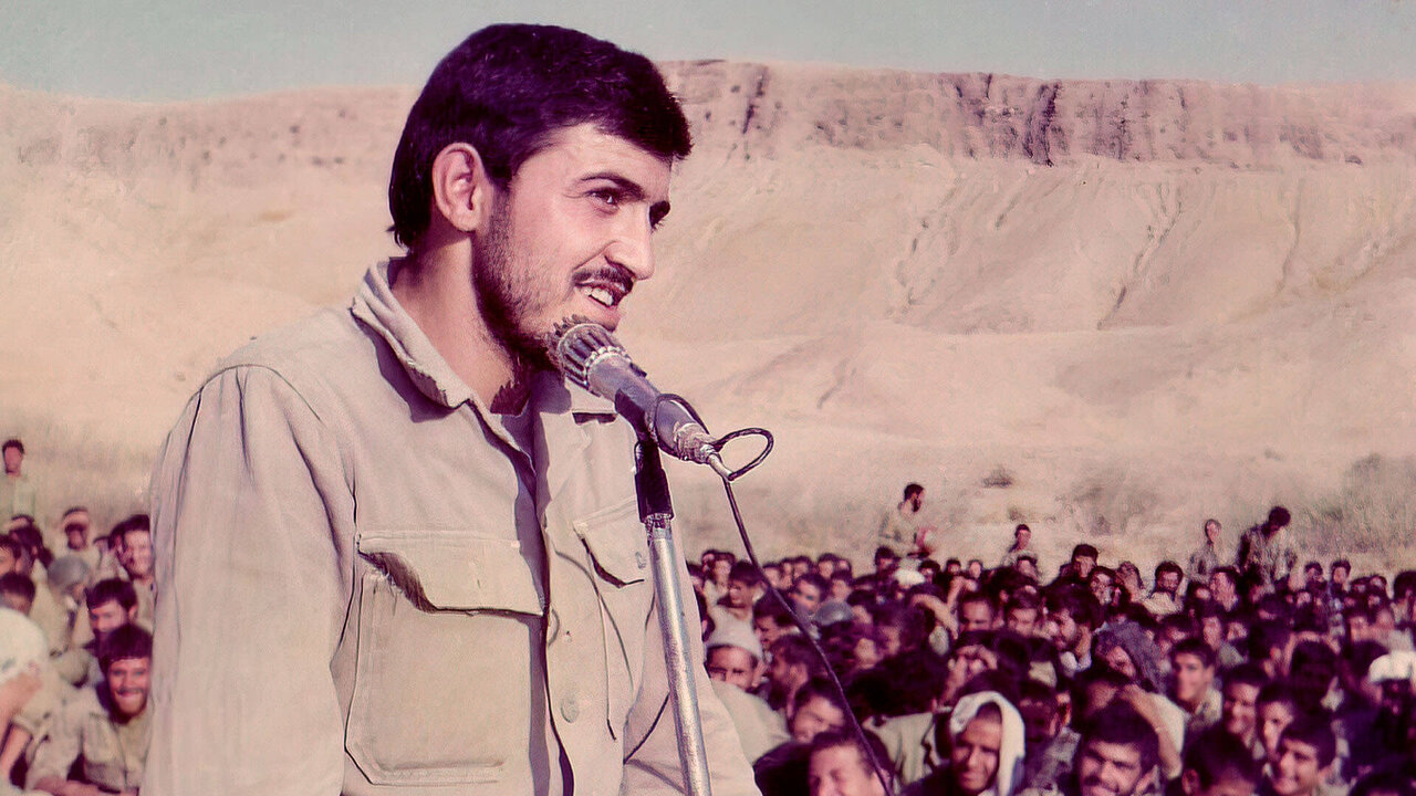 This file photo shows Mehdi Zeinuddin speaking to his forces on the frontline.