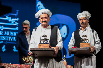 Musicians from the Khorasan region hold awards during the closing ceremony of the 38th Fajr Music Festival at Tehran’s Vahdat Hall on February 23, 2023. (ISNA/Erfan Khoshkhu)