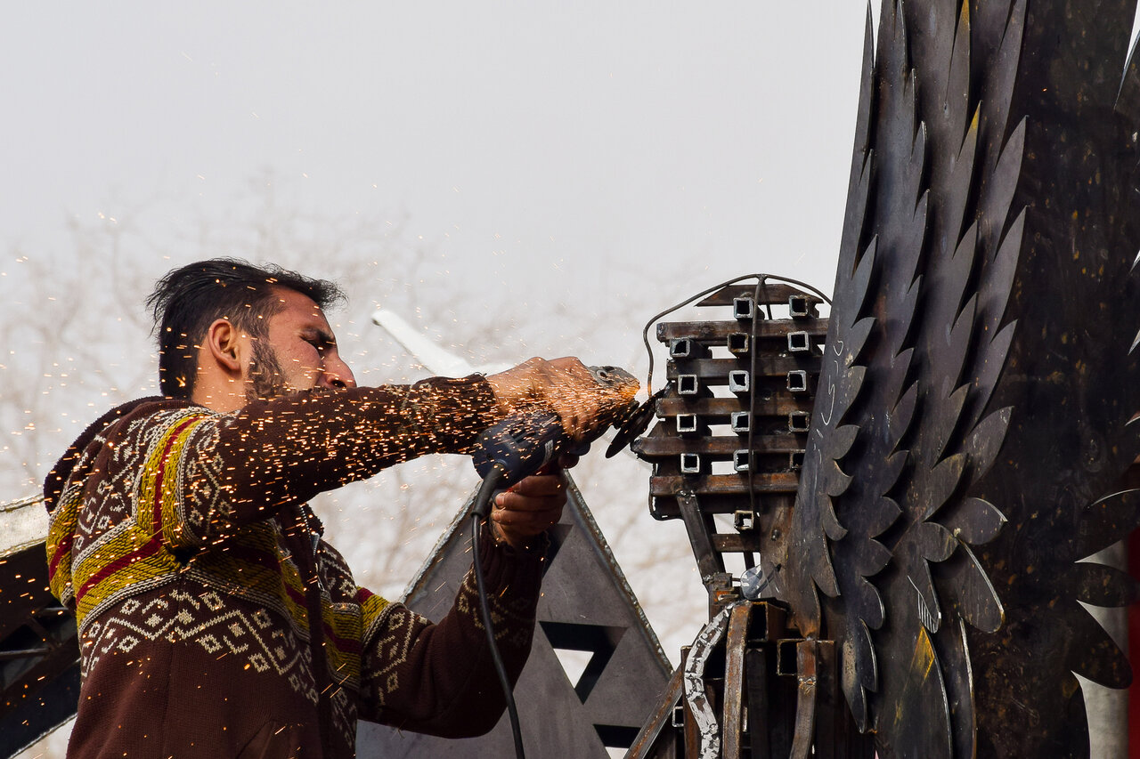 An artist creates a work during the first edition of the Isfahan International Sculpture Symposium on February 25, 2023. (ISNA/Rokhsareh Purheidari)