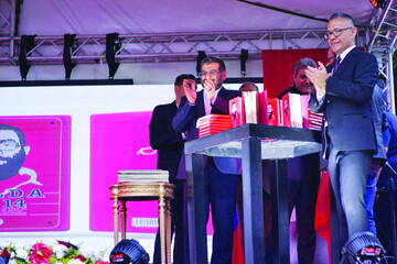 Iranian Culture Minister Mohammad-Mehdi Esmaeili (2nd L) and his Venezuelan counterpart, Ernesto Villegas (1st R), attend a book launch celebration for the Spanish edition of Ayatollah Khamenei’s auto