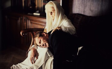Klaus Maria Brandauer and Sari Gencsy act in a scene from “Mephisto”.