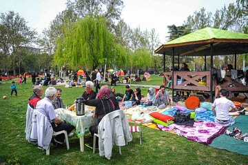 Sizdeh Be-dar: Iranians flock to parks in celebration of nature day