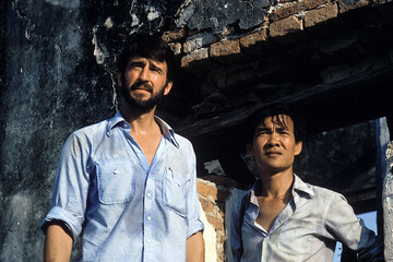 Sam Waterston as Sydney Schanberg and Haing S. Ngor as Dith Pran.