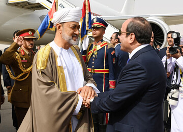 The Sultan of Oman shaking hands with the Egyptian leader