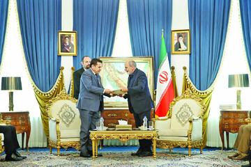 Iraq's national security advisor (L) meets Iran's security chief