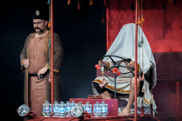 Allegorical play “Otolsurun” satirizes arrival of first car in Iran