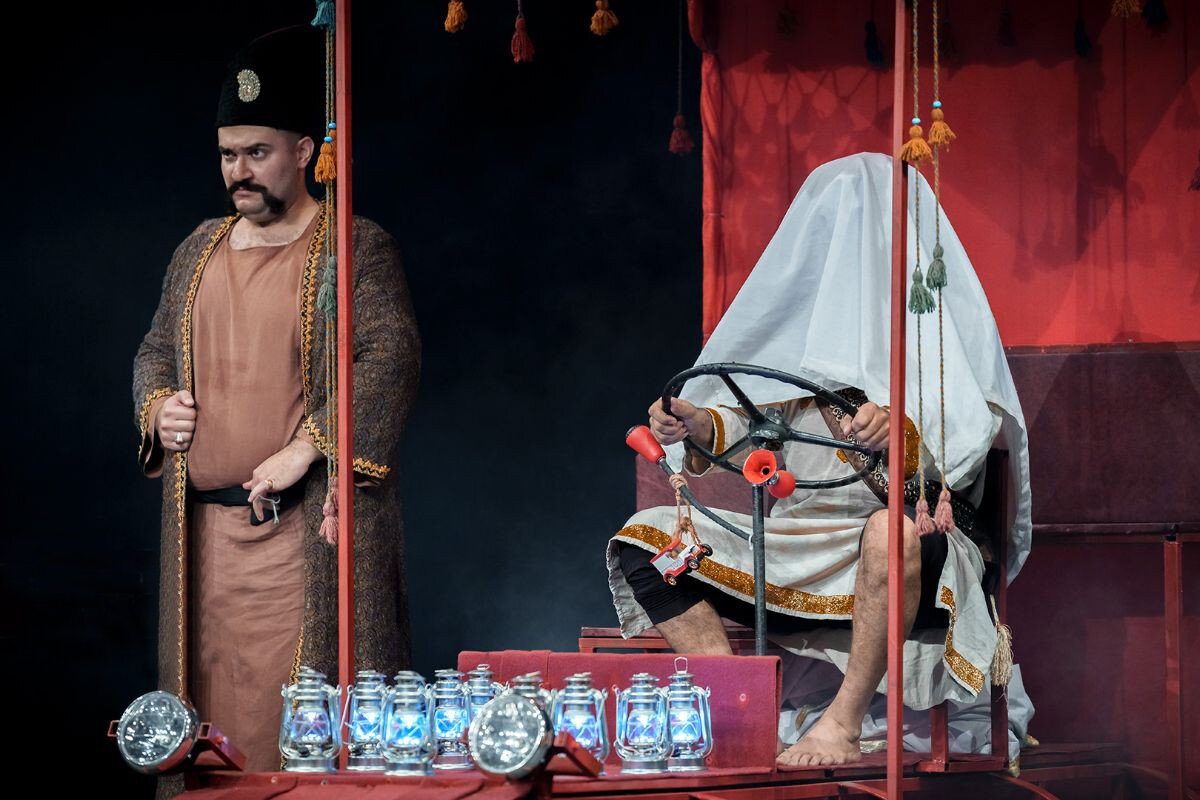 Director Shahruz Delafkar’s troupe performs “Otolsorun” at the Nazerzadeh Kermani Hall of the Iranshahr Theater Complex in Tehran on May 23, 2023. (Tiwall/Reza Javidi)