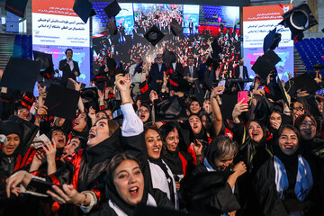  Foreign university students hold graduation ceremony