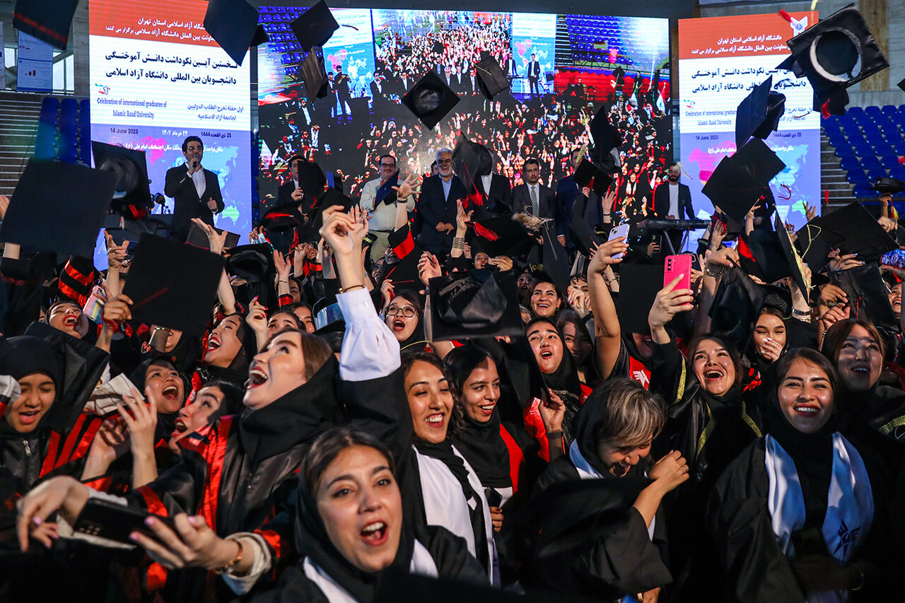 Foreign university students hold graduation ceremony
