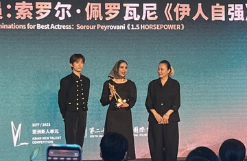 Sorur Peyrovani (C) accepts the Golden Goblet for best actress for her role in “1.5 Horsepower” in the Asian New Talent section of the 25th Shanghai International Film Festival on June 17, 2023. (SIFF