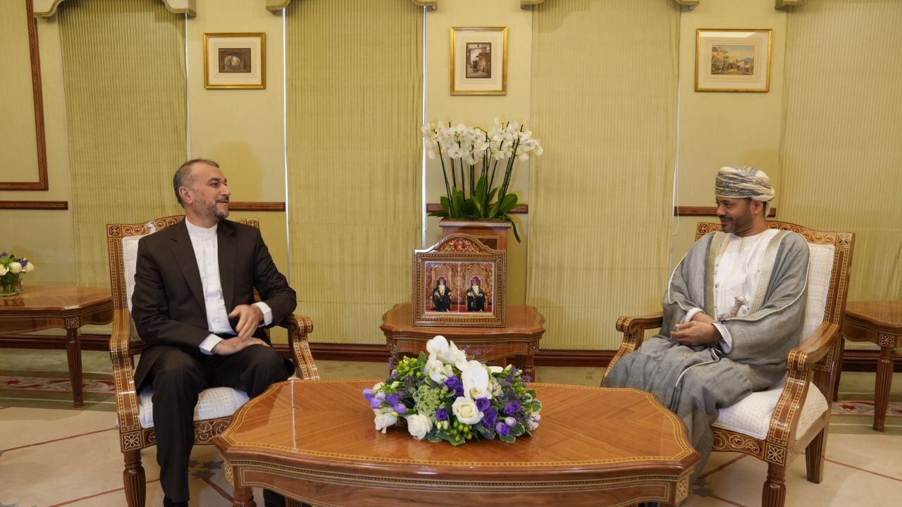 The Iranian and Omani foreign ministers hold talks in Muscat