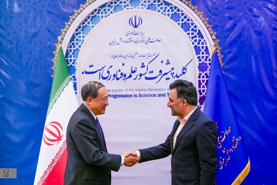 Tehran, Beijing hold meeting on technology