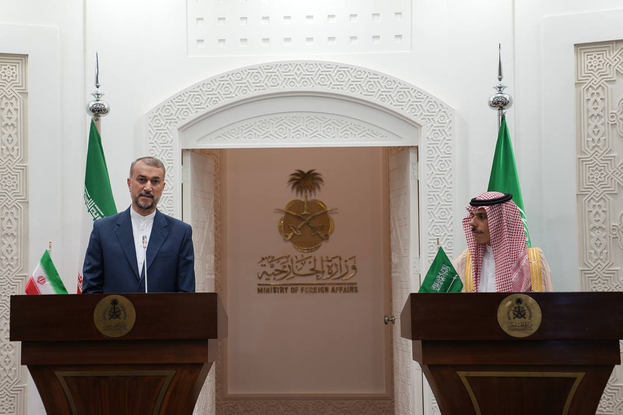 Iranian and Saudi FMs talk to reporters in Riyadh