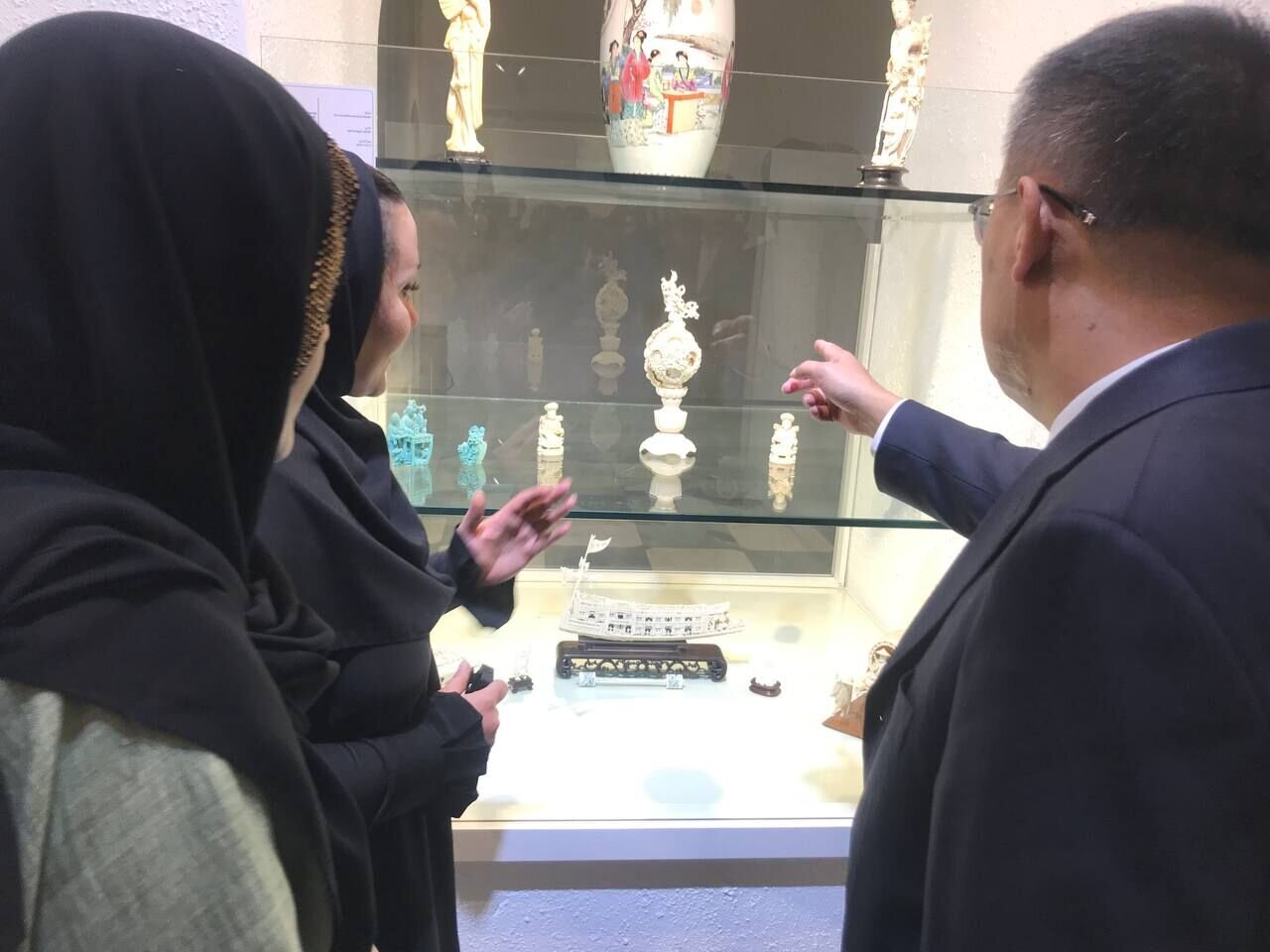 Exhibition of Chinese artworks opens in Tehran