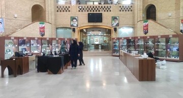 Glass jewelry, engraved stones on show at tourism ministry