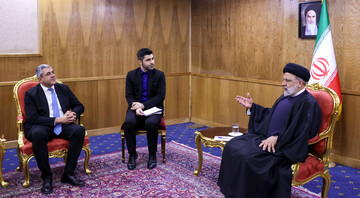 Iran’s President Ebrahim Raisi (R) and UN Tourism Secretary-General Zurab Pololikashvili meet in Tehran.