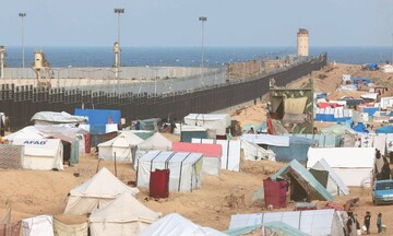 Gazan camps near the border with Egypt