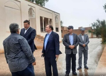 Russian consul marvels at beauty of Shazdeh Garden during visit