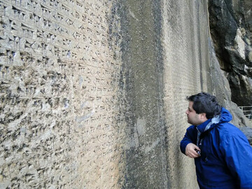 Lichens threaten Iran heritage sites; Bisotun leads most severe erosion