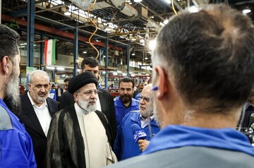 Iranian president commends workers for defying challenges on Labor Day
