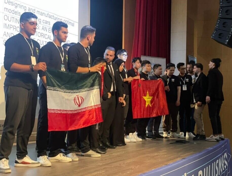 Iranian students win gold medals in 1I1W Expo 2024