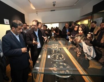 Iranian tourism minister Ezzatollah Zarghami (L) visits a public exhibition of relics discovered from Zel Cave in central Iran.