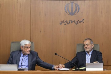 Pezeshkian and Aref attend the first cabinet meeting of the outgoing administration