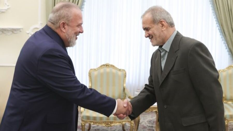 Cuban PM Marrero Cruz and Iranian President Masoud Pezeshkian shake hands