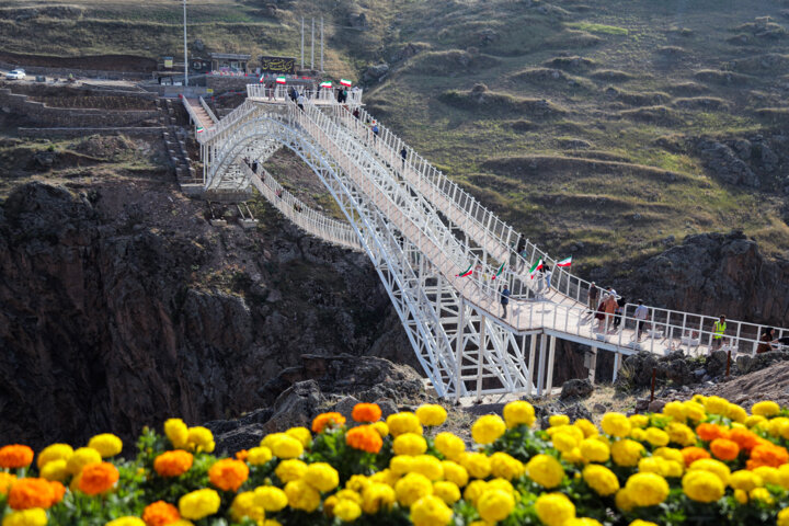 Minister highlights new attraction in Sareyn: “Every Iranian should visit this bridge”