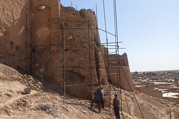 Ruins of defensive fortress in central Iran undergo restoration 