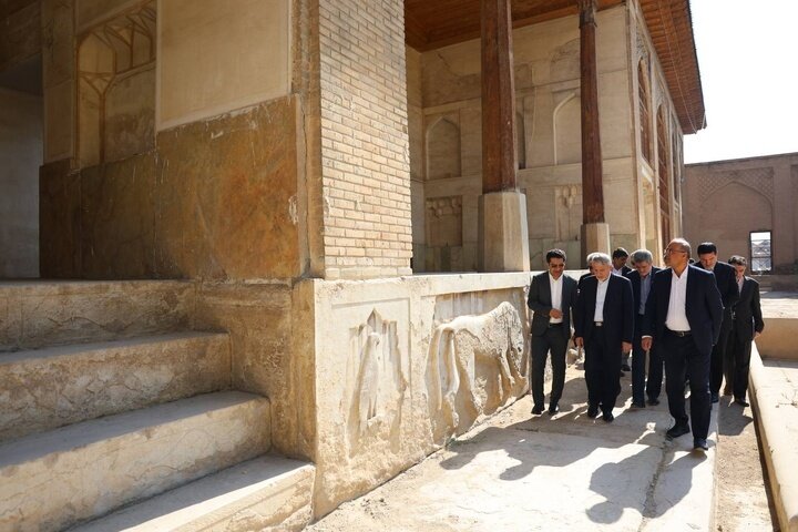 Minister arrives in Shiraz, visits historical sites, tourism projects