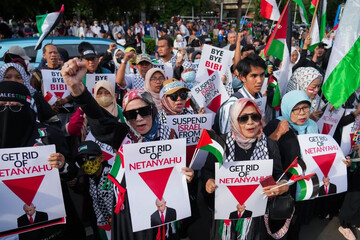 Thousands of Indonesians march to the US embassy to protest Israeli carnage in Gaza