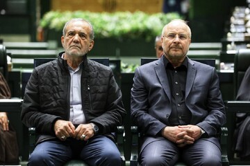 Iranian President Masoud Pezeshkian(L) and Parliament Speaker Mohammad Baqer Qalibaf during a joint session of the government and parliament on Sunday.