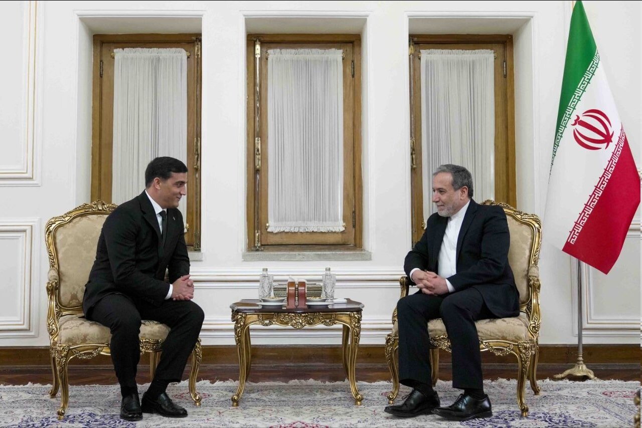 Turkmen envoy presents credentials to Iran FM