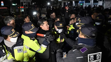 South Korean police try to storm parliament