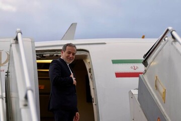 Araghchi boarding plane