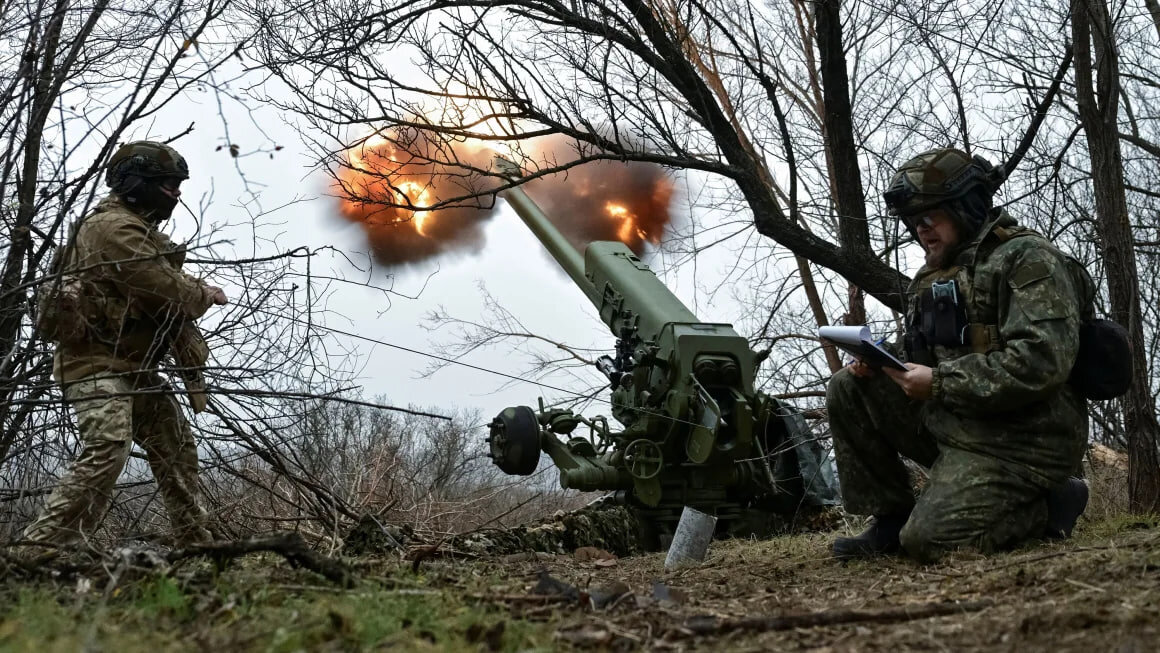 Servicemen fire a howitzer toward Russian troops in Ukraine's Zaporizhzhia region on January 11. Reuters