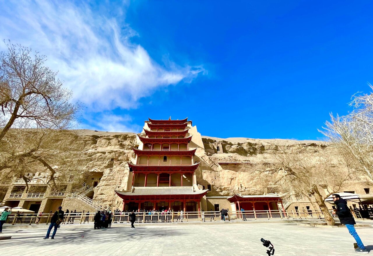 Foreign journalists witness fine examples of Buddhist art at Mogao Caves