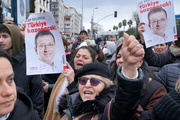 Supporters of Mayor Ekrem Imamoglu protesting in Istanbul, March 2025