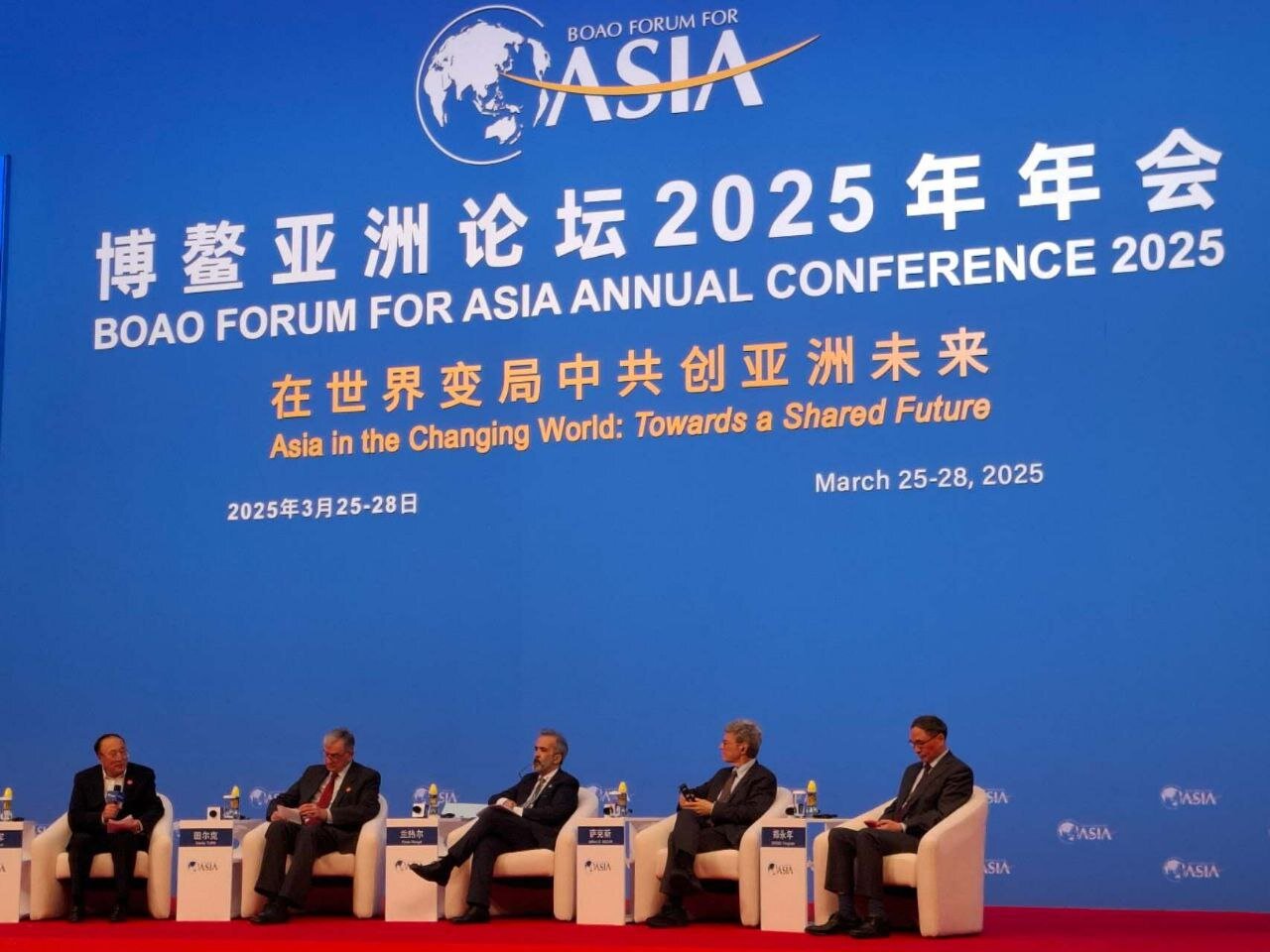 Jeffrey Sachs (second from right) talks to Tehran Times
