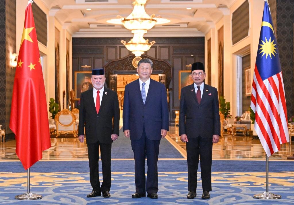 Chinese President Xi Jinping, Malaysian King Sultan Ibrahim Sultan Iskandar, and Malaysian Prime Minister Anwar Ibrahim pose for a group photo in Kuala Lumpur, Malaysia, April 16, 2025. (Xinhua/Xie Huanchi)