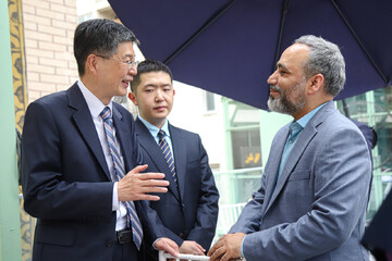 Chinese Ambassador Cong Peiwu talking to Mohammad Mahdi Rahmati, the CEO of Mehr Media Group, which consists of Mehr News Agency and The Tehran Times, as the newspaper celebrated its 46th anniversary on Monday