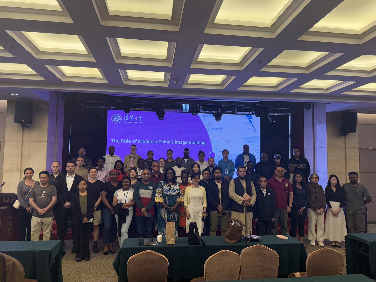 On May 6, 2025, a group of international journalists convened at the Diplomatic Residential Compound (DRC) in Beijing for a collective photograph with Professor Zhang Li
